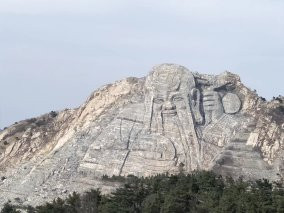登上蒙山之巅已是下午两点多,稍作歇息之后,又向着蒙山大佛前去.