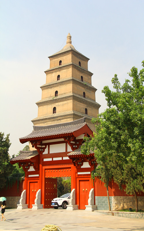 大雁塔是砖仿木结构的四方形楼阁式塔,由塔基,塔身,塔刹三部分组成.
