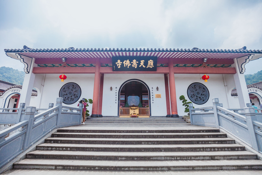 横县宝华山应天寿佛寺始建于唐代,相传明朝建文帝在此避难,至今已有