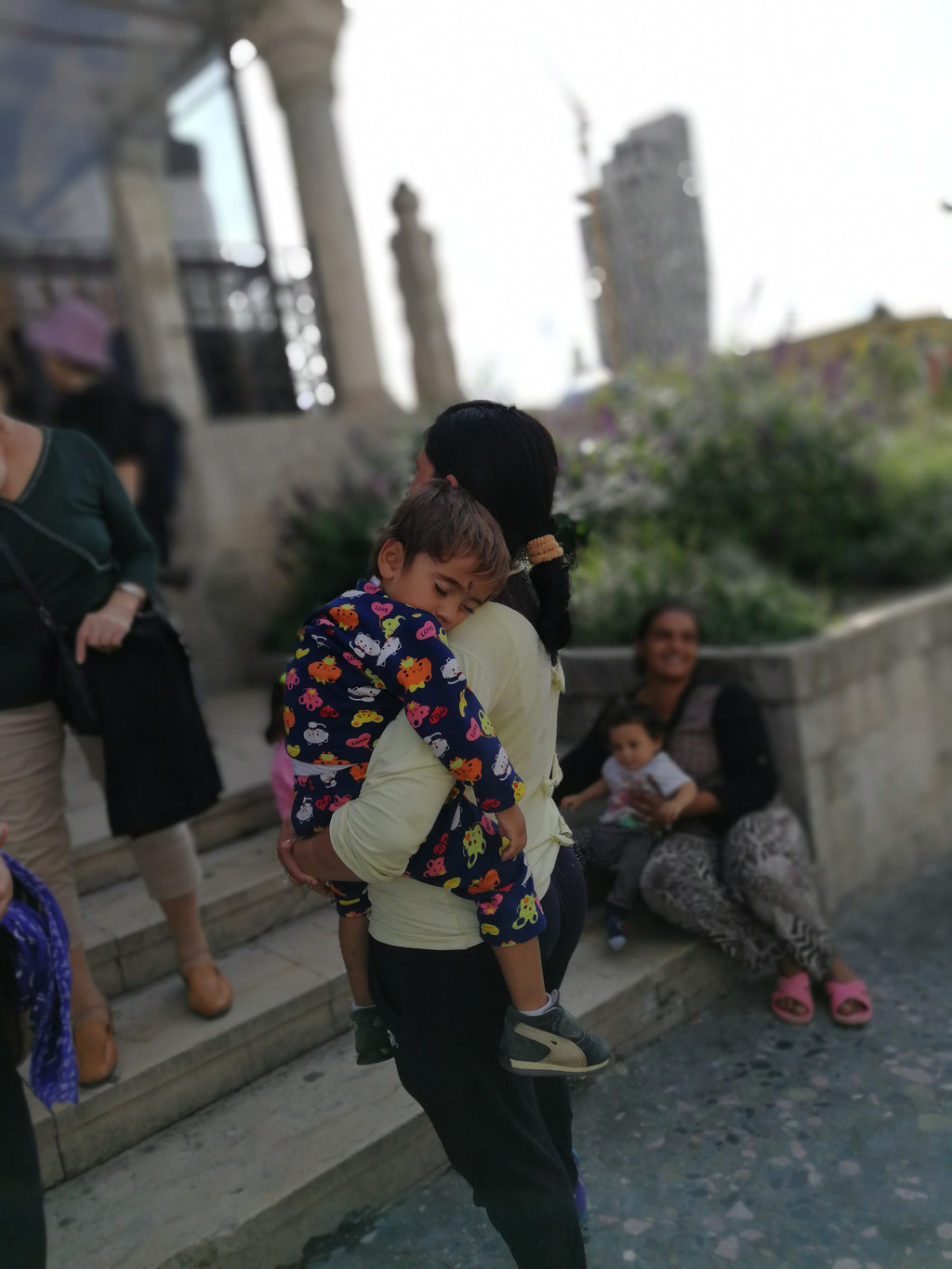 清真寺的门口有抱着孩子乞讨的妇女,看衣着好像不太穷囧啊!