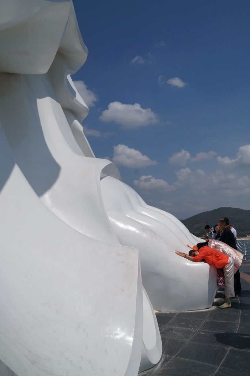 南山大佛是三亚最近建的人文景观据说建成后台风就远离三亚了可以住在