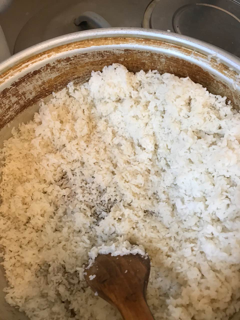 收拾盘子的,抓完垃圾再手抓青菜鸡肉煮糊焖鸡米饭,恶心死了.