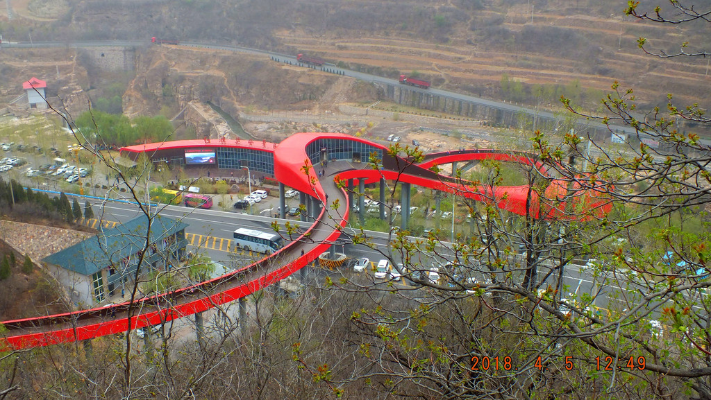 创建凤凰台碑记 林虑山乃太行风光最胜处,高峰突兀,重岩叠嶂,挺拔雄伟,汇雄、奇、险、秀、美于一作,吸引了历代文人游客,留下了众多脍炙人口的游记诗章。建国后中国共产党领导人民又在太行山腰建成了人工天河红旗渠,把林虑山装扮得更加山清水秀,妖娆多姿,到此游览的中外人士络绎不绝。1990年11月,河南省人民政府确定红旗渠游览区为省级风景名胜区。 为进一步美化景区,发展旅游,促进经济文化交流,林县红旗渠罐区管理局在县政府的支持下,对青年洞景区进行了全面规划和投资建设,新修了鹊桥、栈道,增添了碑刻、摩崖石刻,