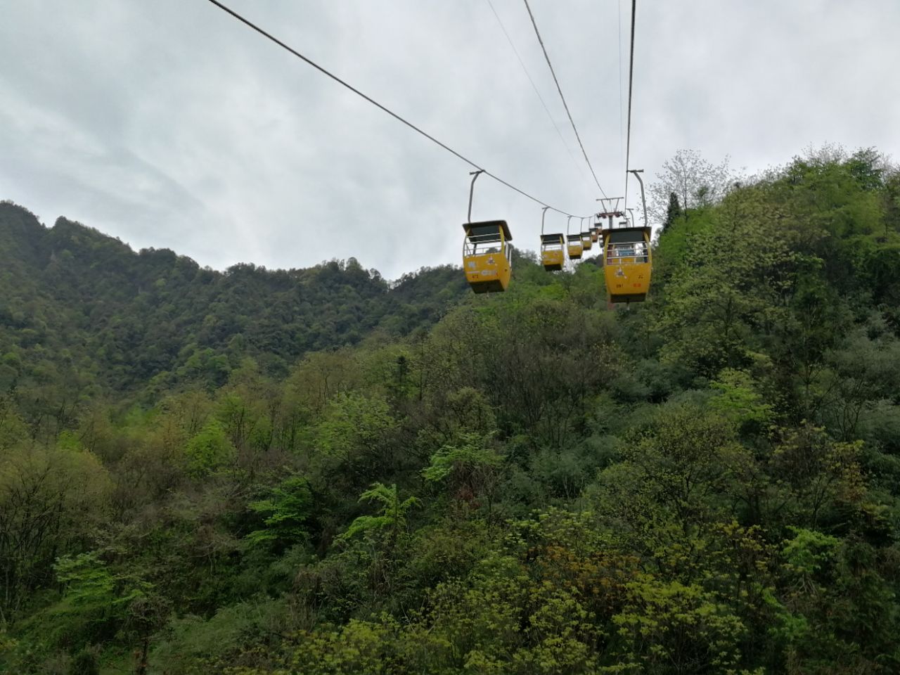 花了四个小时左右有点累～,坐了白云客栈的索道下来,从又一村慢慢下山