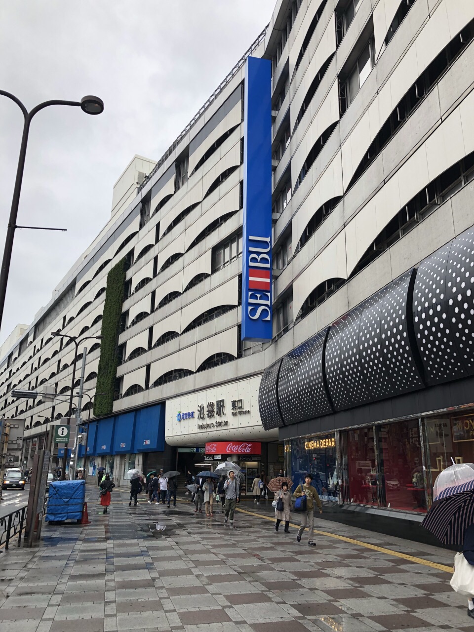 池袋店是西武百货的本店,位于jr池袋站.