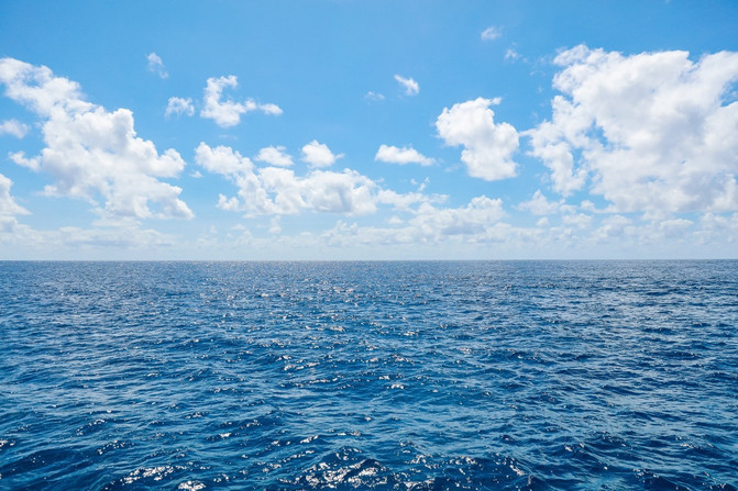没有珊瑚礁的深海海面,阳光下就是一片深蓝,深邃美丽.