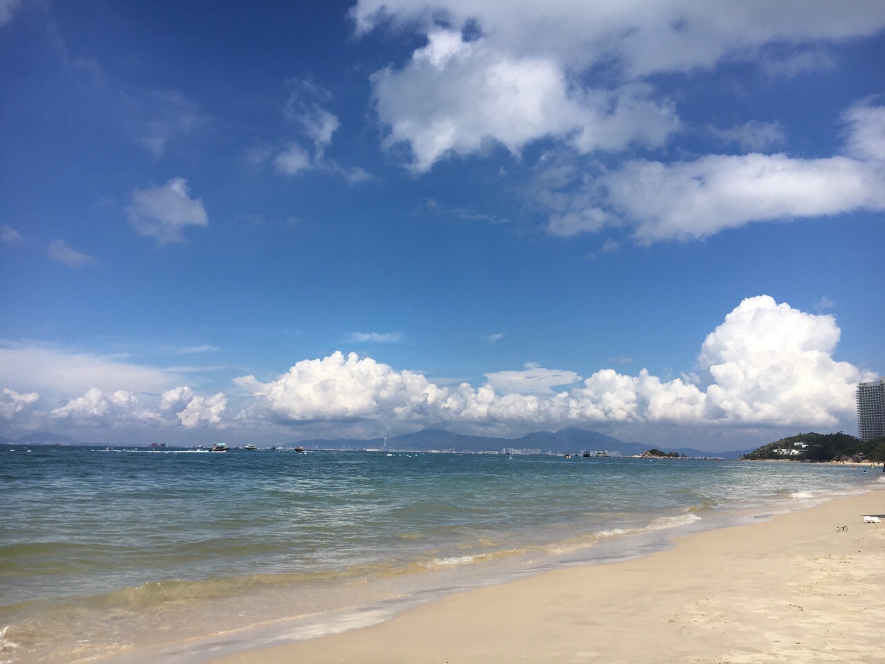 惠州的双月湾闻名天下,远景很美,但就海水的透明洁净而言,巽寮湾的