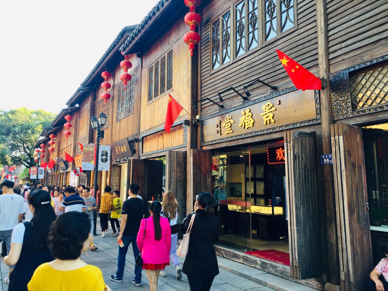 它占地约40公顷,由三个坊,七条巷和一条中轴街组成,自古就叫三坊七巷.