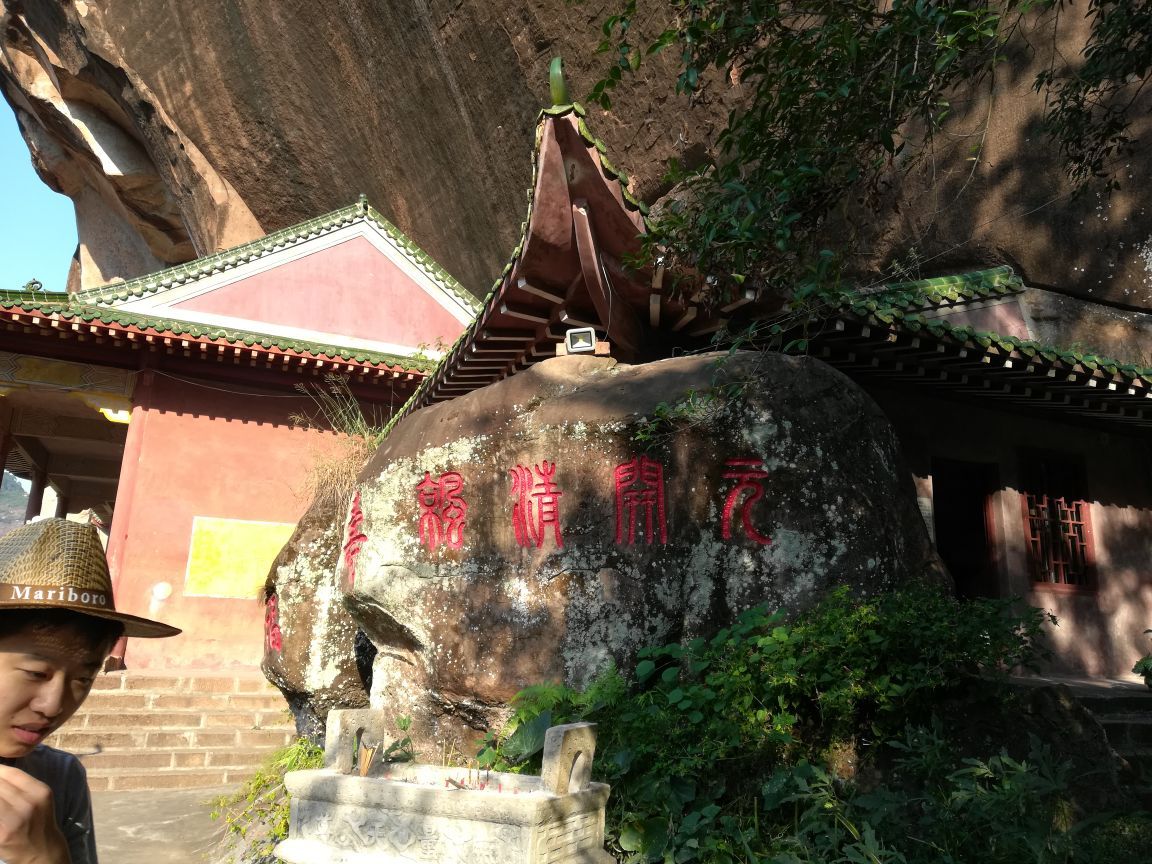 仙居岩道观是张天师南游时居住的地方,位于韶关丹霞山里面.