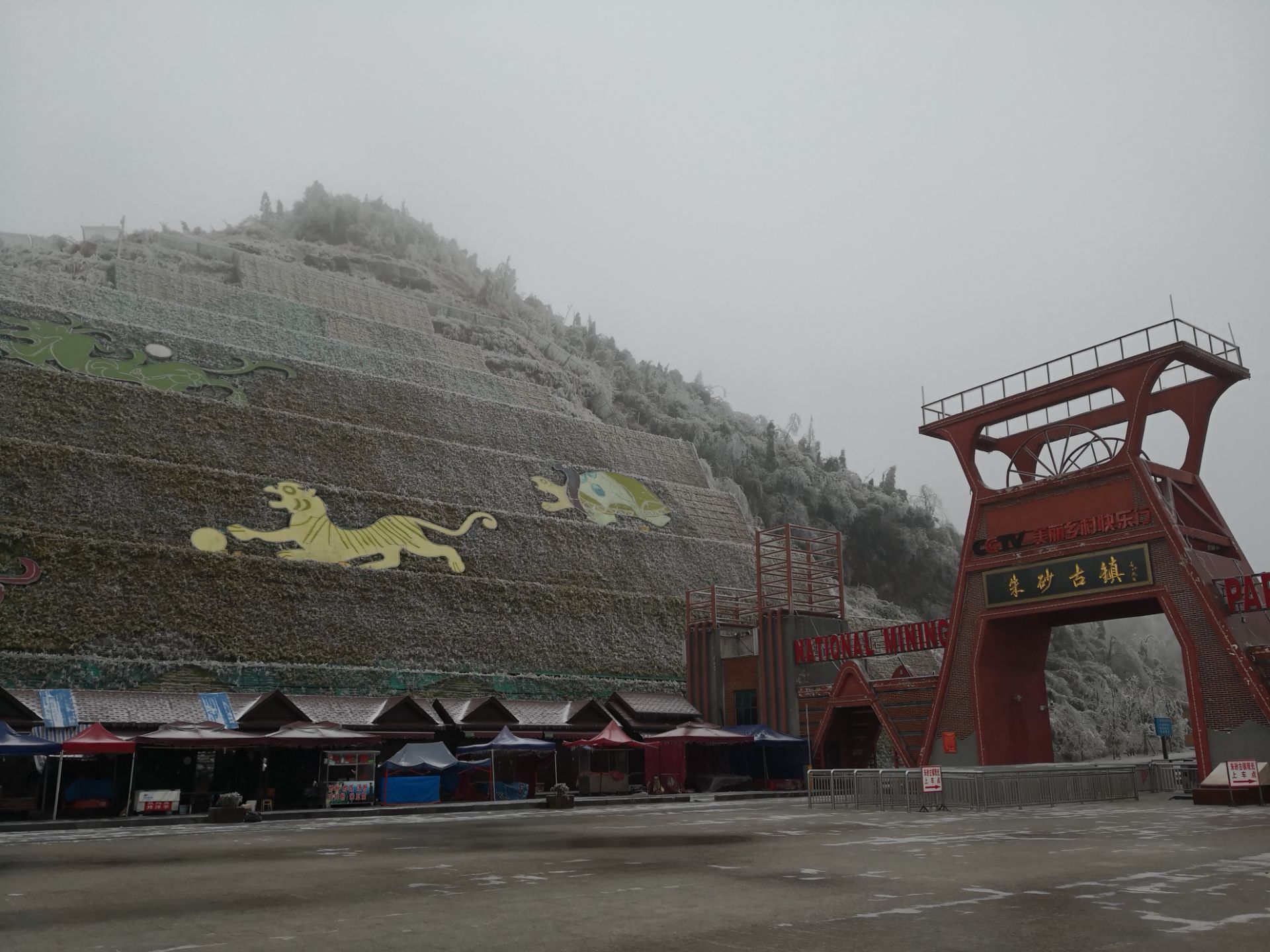 朱砂古镇在2018年底刚刚通了高铁,交通方便程度大大的提高了,我们就是
