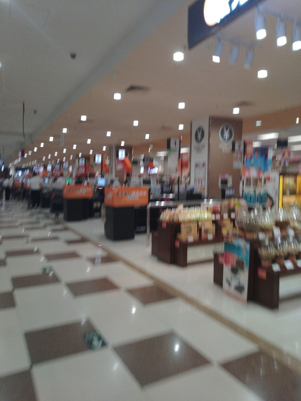 【携程攻略】景点,永旺汇一城店人还是很多的,在负一层,负二层有隧道
