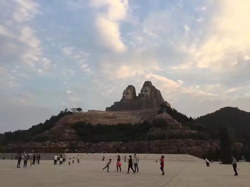 郑州的黄河风景区是一个非常大的游览区,内部有特别大的炎黄雕塑,而且