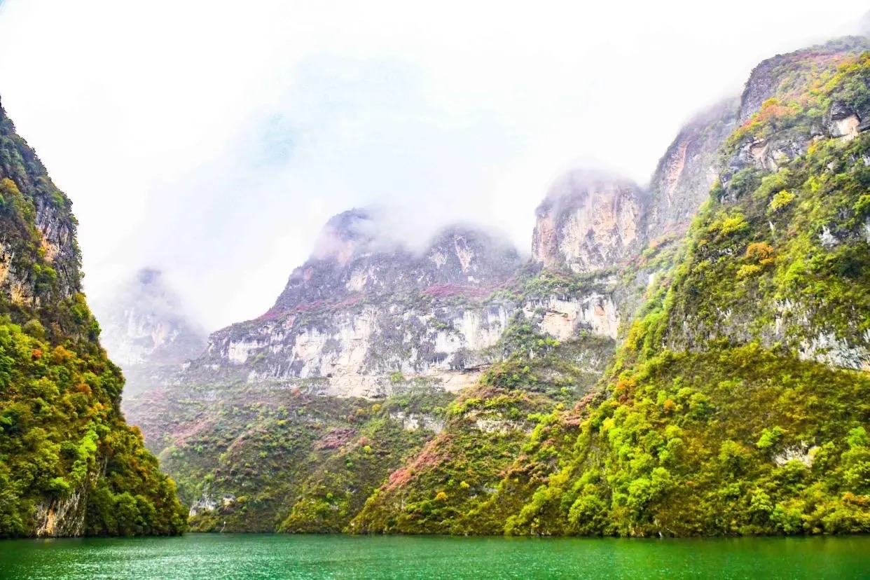 巫山小三峡是由龙门峡,巴雾峡,滴翠峡三个部分组成的,从南边的巫山县