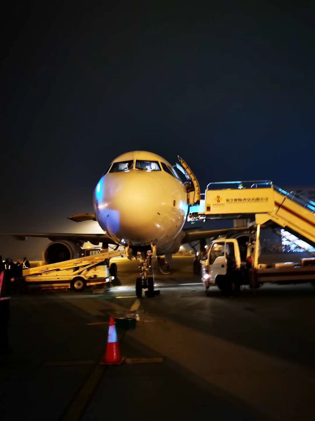 成都双流机场到市内后半夜2点多还有机场大巴或地铁吗?