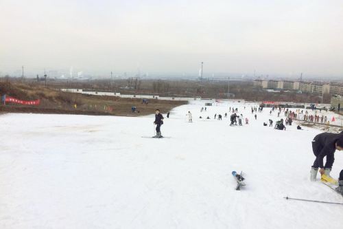 齐乐梦华嬉雪乐园(原梓橦山滑雪场)