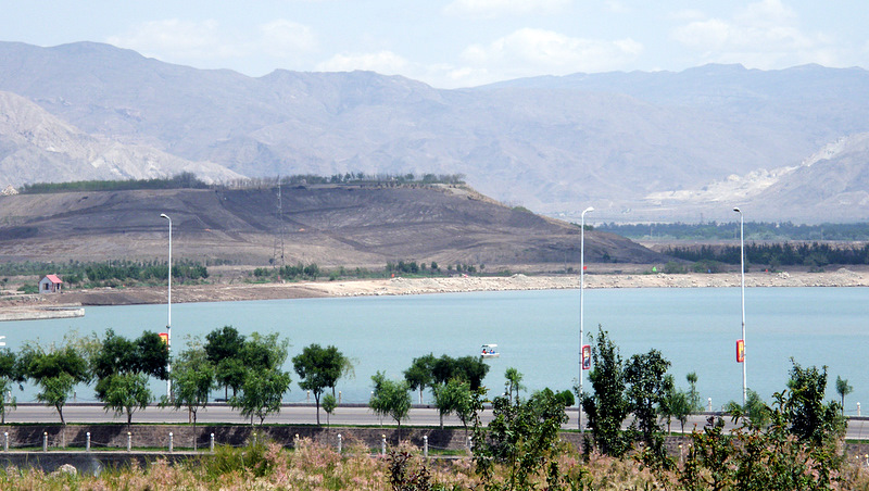 星海湖,又名北沙湖,位于石嘴山市大武口城区东部,山水大道,星光大道穿