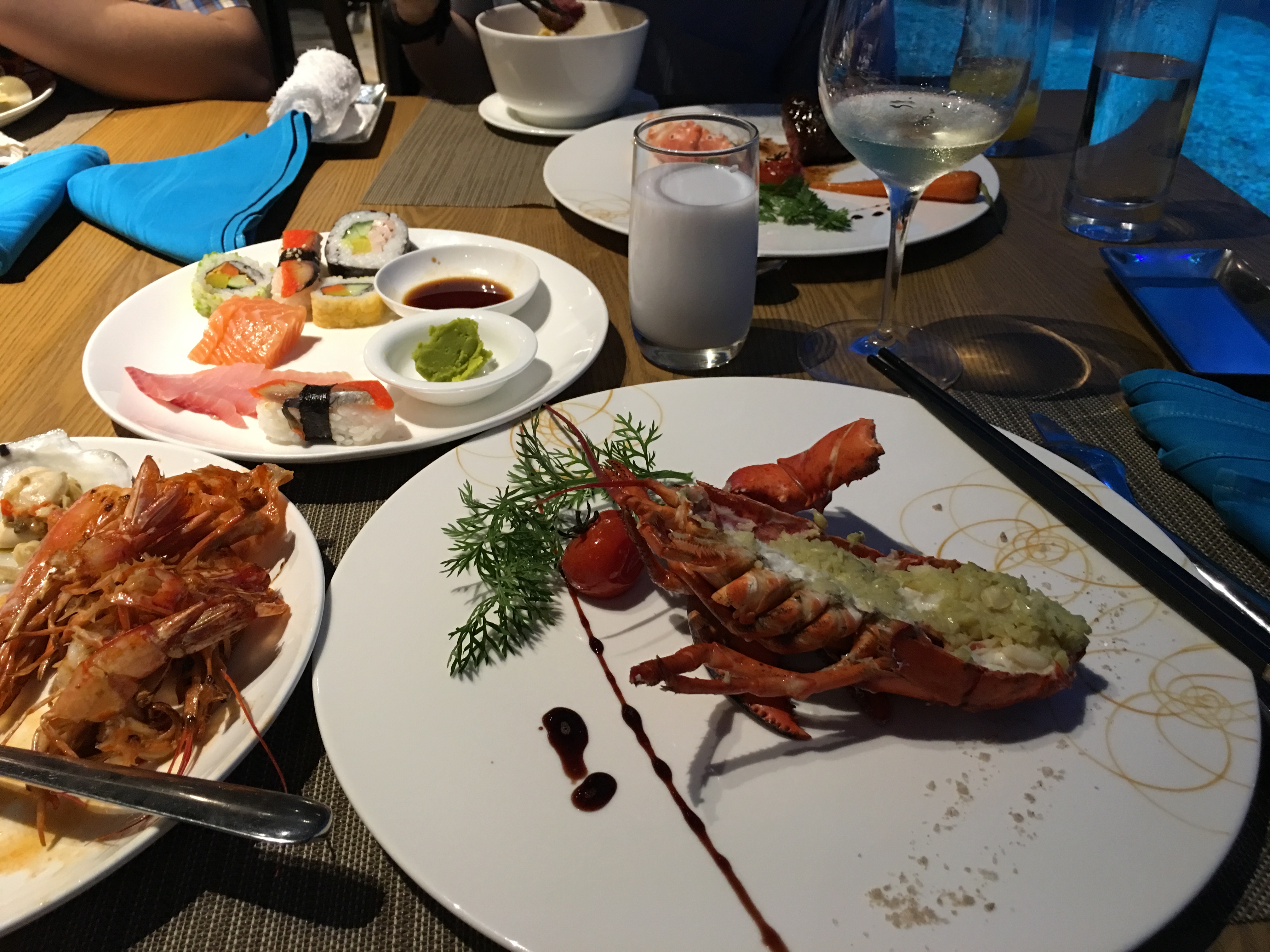 在三亚吃海鲜有两种途径,五星酒店的海鲜大餐,吃的是新鲜和贵,但贵有