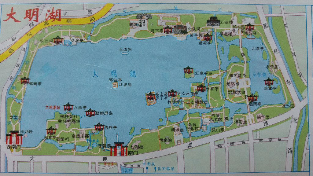 清流激湍的趵突泉,清澈显底的黑虎泉,有蛙不叫的大明湖——济南市区