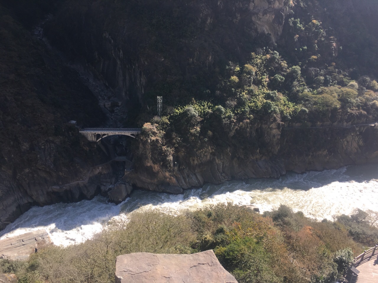 另有广东信宜虎跳峡与之同名.虎跳峡为流水地貌,落差大,水流急.