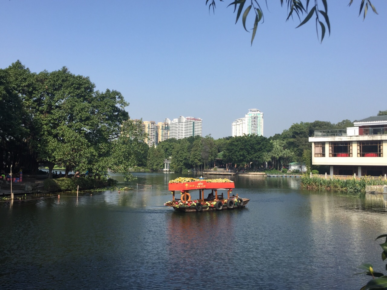 【携程攻略】广州荔湾湖公园景点,荔湾湖公园是以湖为主的公园,位于