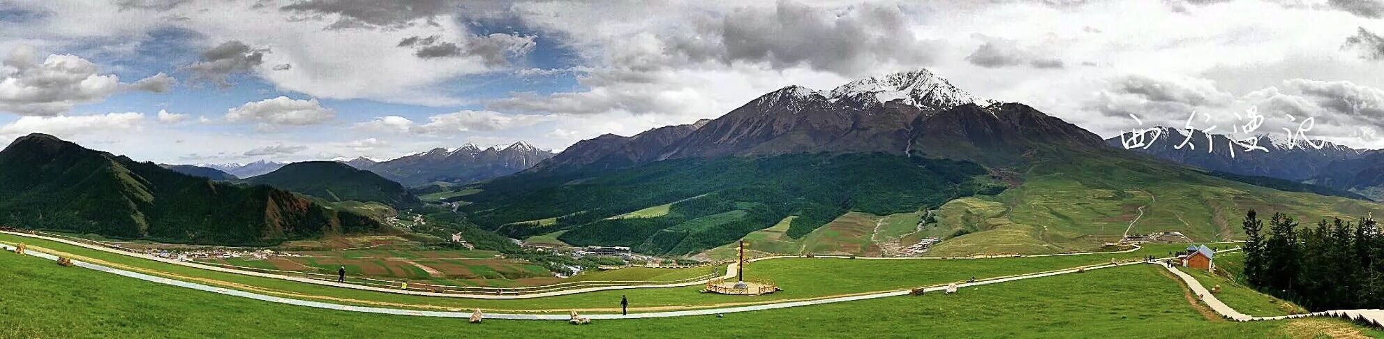 卓尔山海拔4300m,属丹霞地貌,紧靠八宝河,并与藏区神山牛心山隔河相望