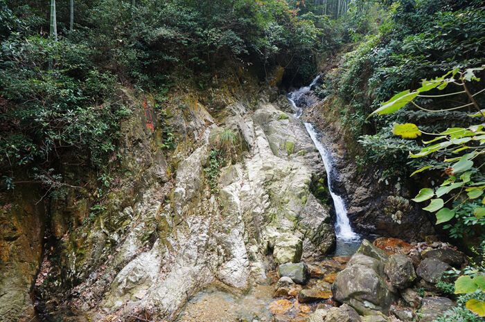 巽溪雪花潭位于上虞区陈溪乡虹溪村,为四明山腹地,是以茂林修竹,秀