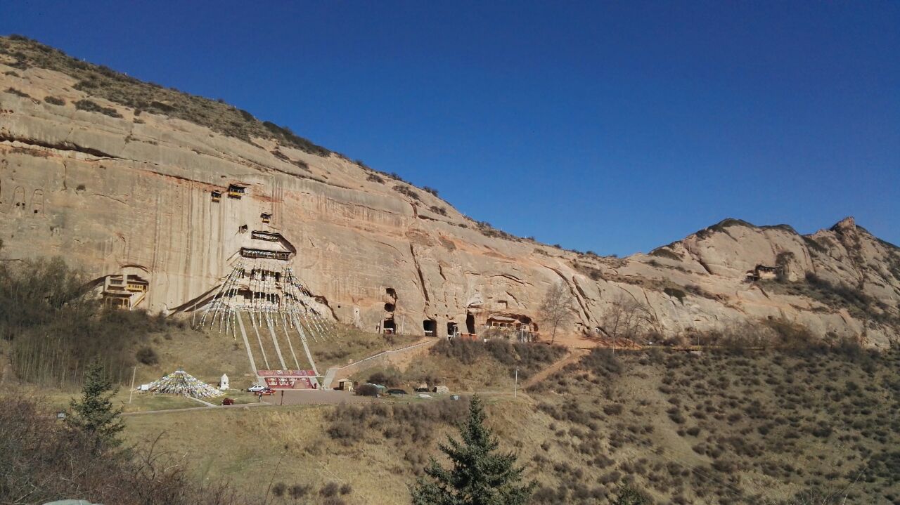 但要另外买票,不过这里还确实是整个马蹄寺景区的重点,不说这些山上的