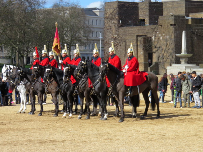 英国皇家骑兵队兵营,从这里穿过大楼可到后面的皇家骑兵卫队阅兵场