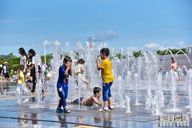 嬉水广场,孩子们最爱的地方,富有韵律的水柱有节奏地喷起,时高时低