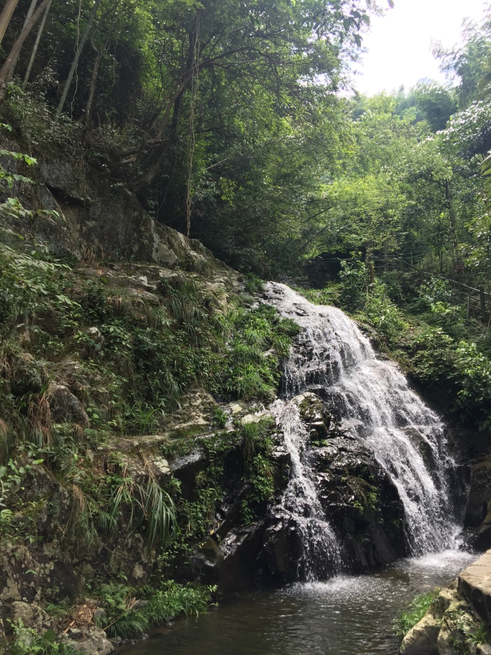 从长沙开车到周洛大峡谷只要2个小时,一进峡谷就非常凉爽,孩子一路