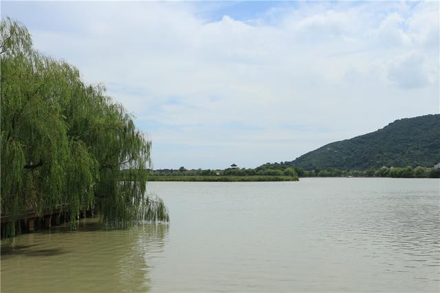 南北湖古名永安湖,位于浙江嘉兴海盐县武原镇西南,这里三面环山,一面
