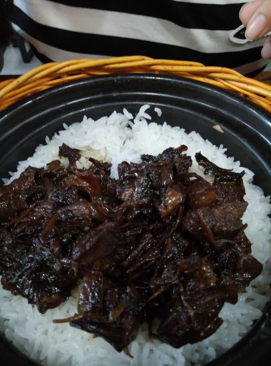 点了梅干菜扣肉饭和咸肉菜饭,单点的,才32,比套餐优惠多了