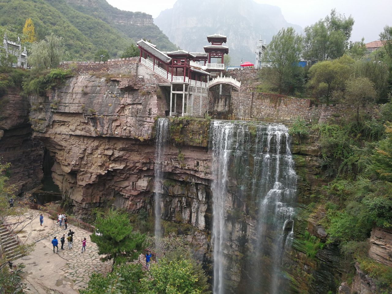 倒是锡崖沟景区很不错,挂壁公路和大瀑布,红岩大峡谷非常好!