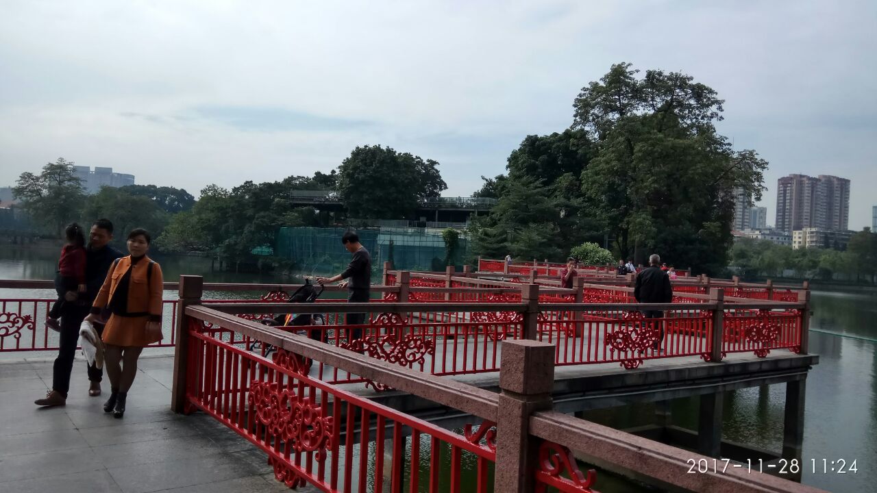 广州八大景点之一嘅东湖春晓就在东湖公园内,公园内嘅九曲桥曾经系