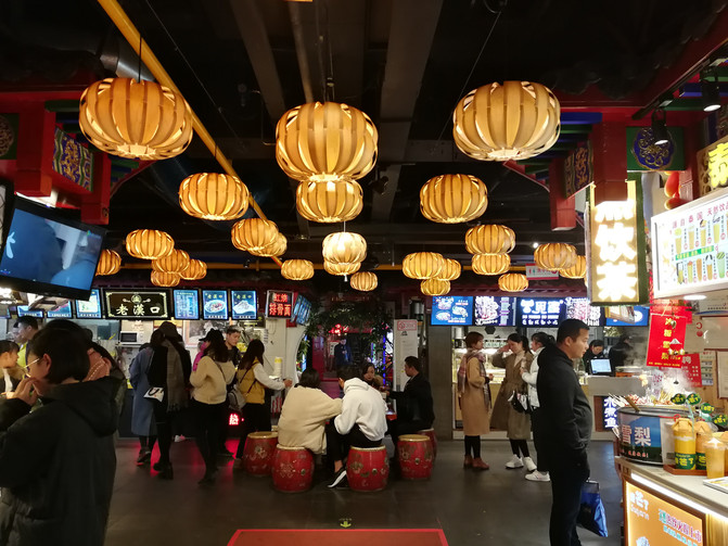 庙街是一条小吃街,灯笼高高挂起,非常有气氛.