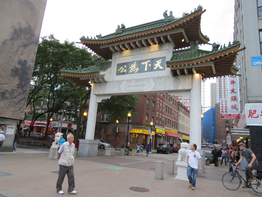 波士顿华人街入口的牌坊,刻着中山先生"天下为公"的四个大字