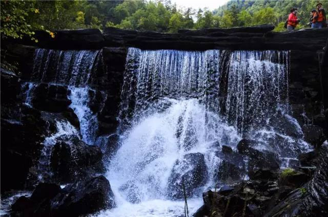 岔路口到高山花园脚下有10公里左右,到大峡谷约5公里