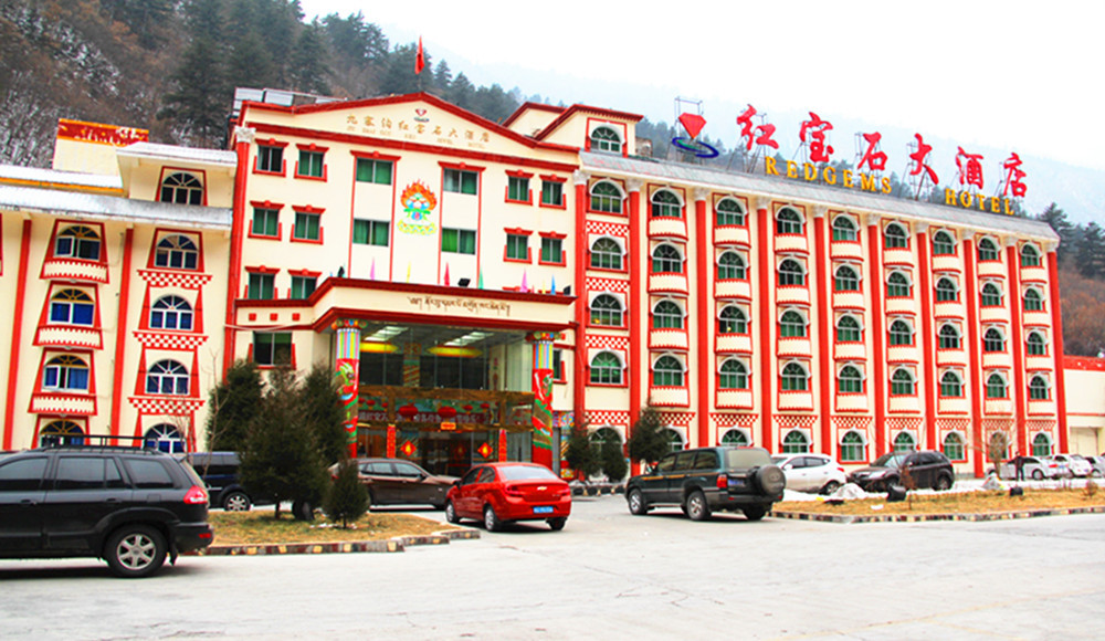 如果你要在九寨沟游玩,可以选择住在红宝石大酒店