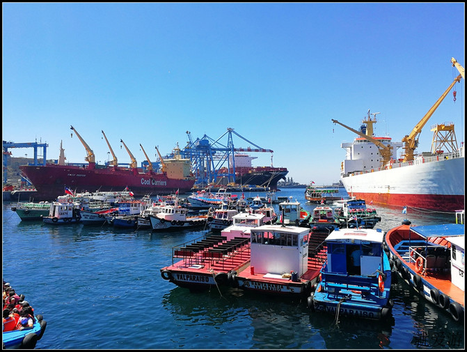 瓦尔帕莱索的港口,这里是智利最大贸易港,其中输入占全国进口总值的半