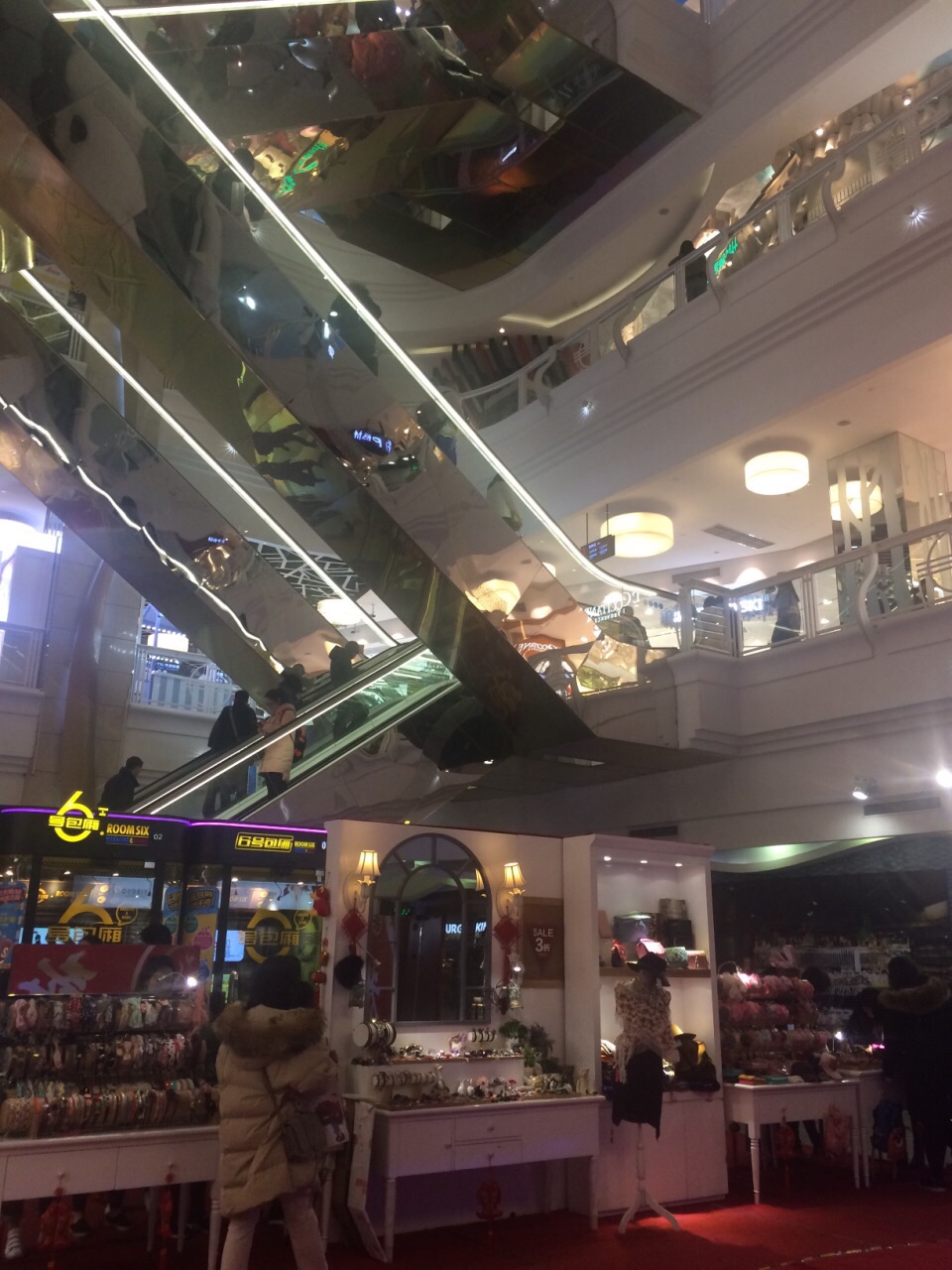 美罗城曾经是上海的地标,更是徐家汇人气最旺的约会之地,门口的