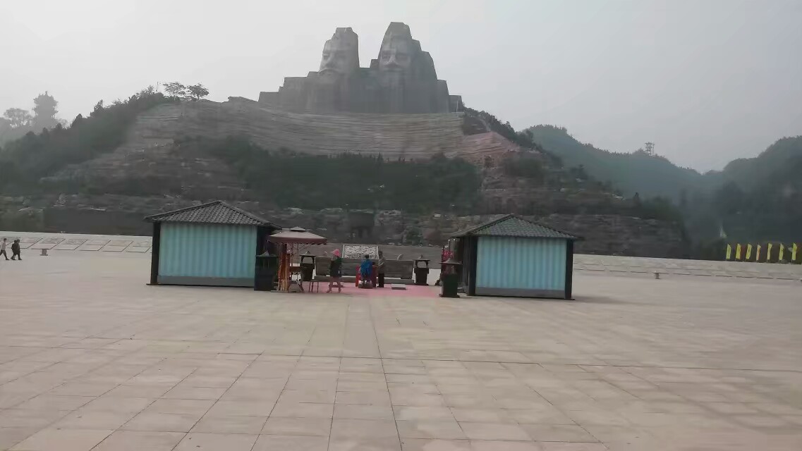 炎黄二帝雕塑在黄河风景区里面,整个雕塑高108米,非常高达,远看简直就