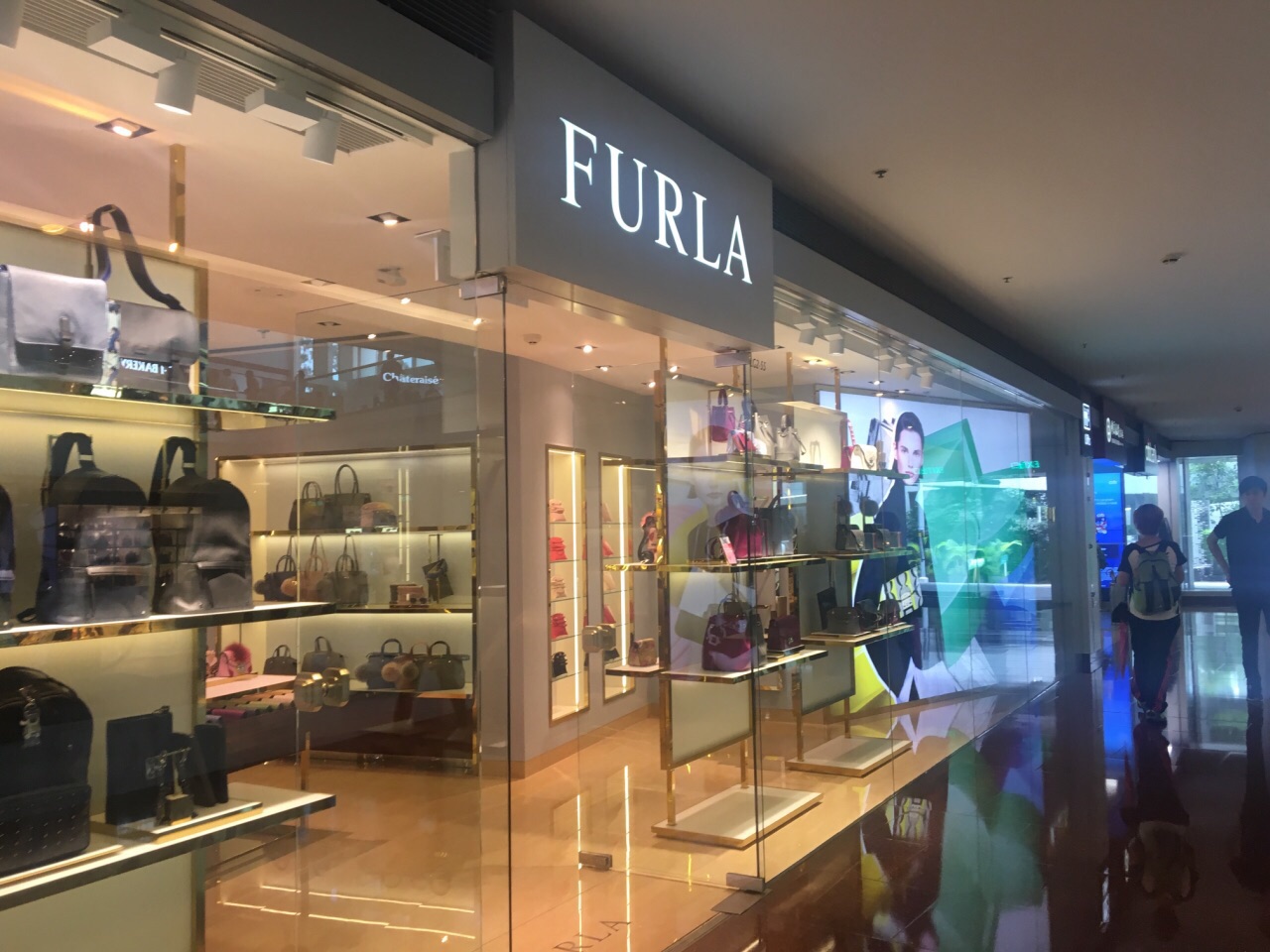 在又一城的furla专卖店里,除了包包外,还有鞋履,丝巾,眼镜和腕表,产品