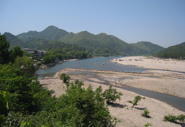 狮子岩景区在楠溪江大楠溪景区,江中有二座小山,似狮子戏球而得名.