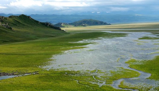 现在,巴音布鲁克草原已开发出天鹅湖景区.