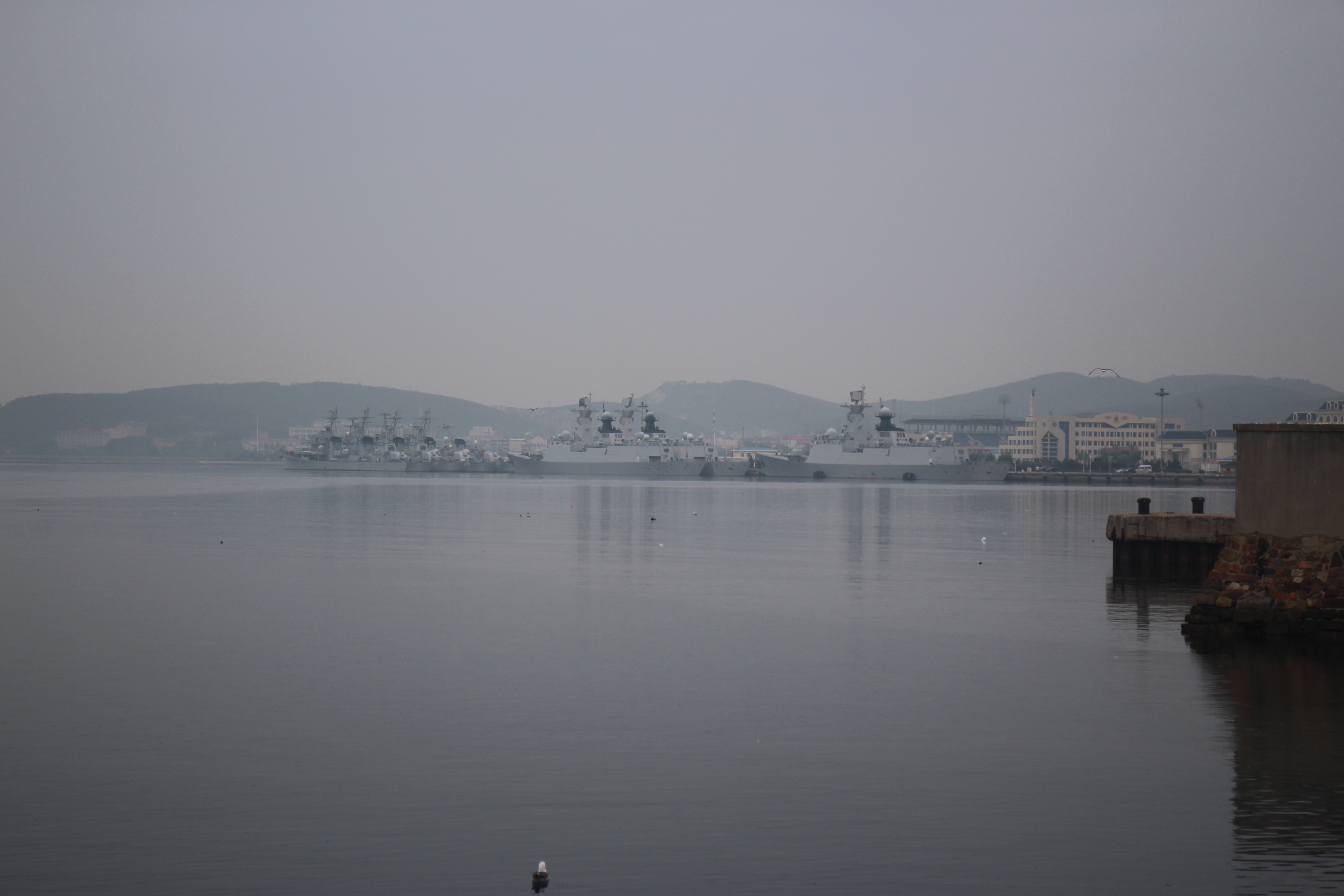 火车站距离军港公园不远,步行途中,路过北海舰队的旅顺基地,到处张贴