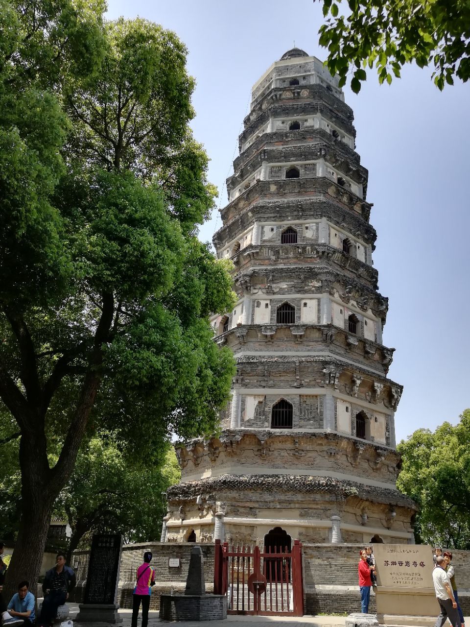 中国第一斜塔,古老苏州的象征——"云岩寺塔",俗称"虎丘塔"