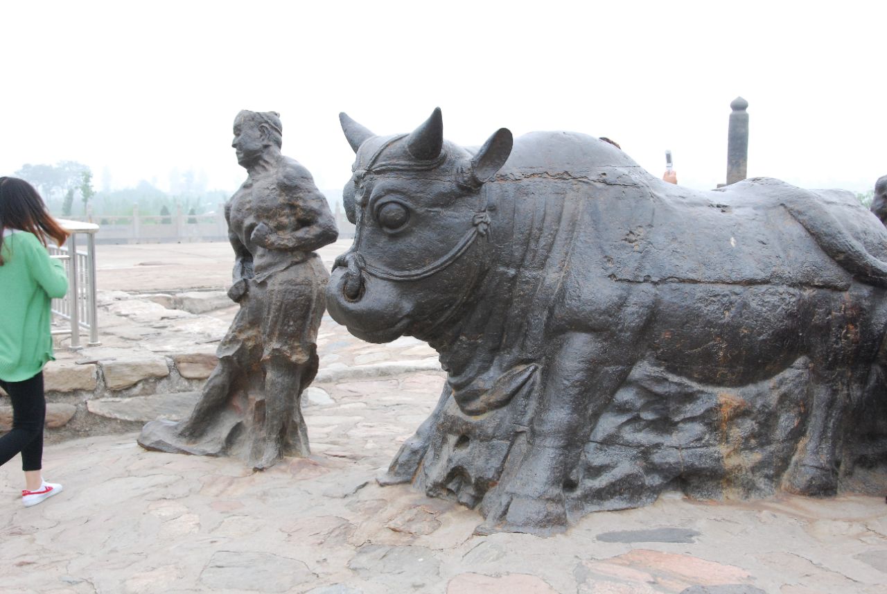 永济唐铁牛博物馆是蒲津渡遗址上所建的一个博物馆,是整个蒲津渡遗址