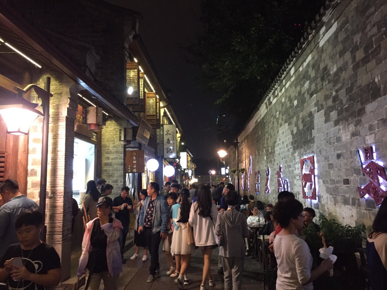 南塘老街非常热闹,是品尝宁波小吃,休闲娱乐的好去处.