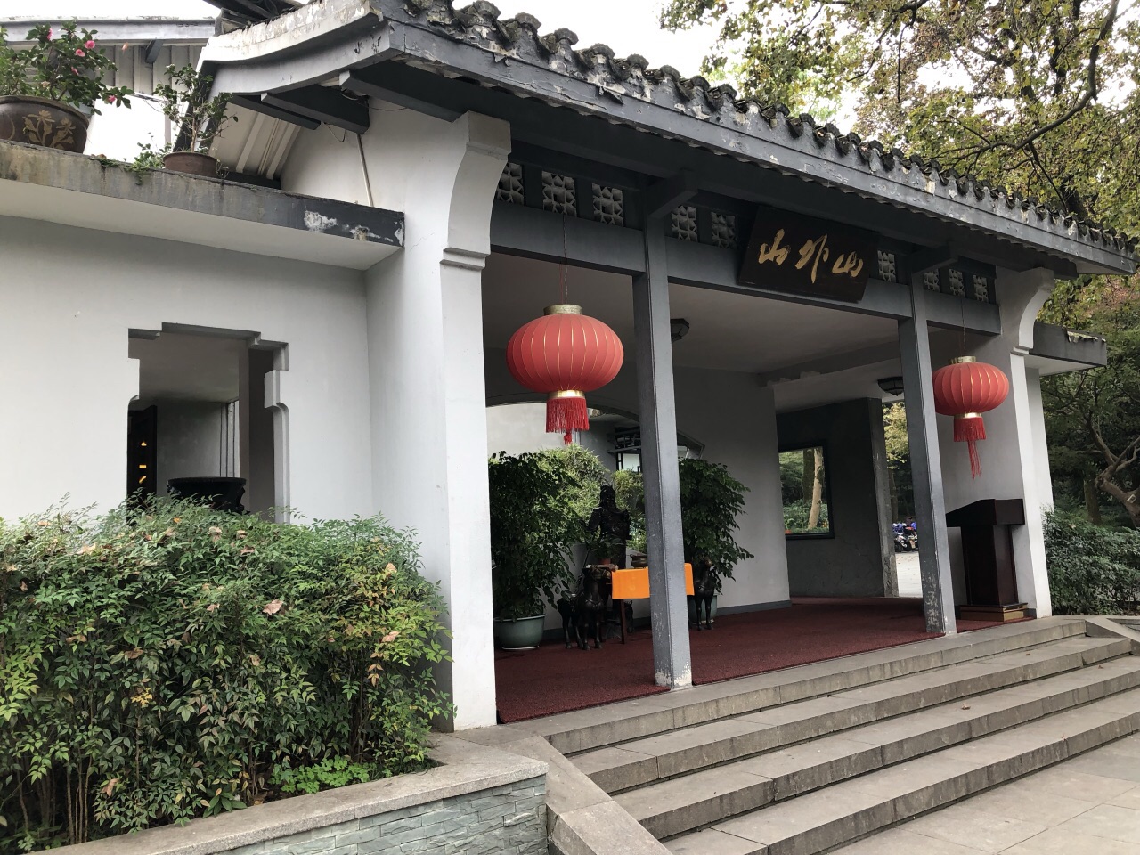 靠近苏堤,曲院风荷,在杭州植物园里面的"山外山餐厅"吃饭,菜品很杭州