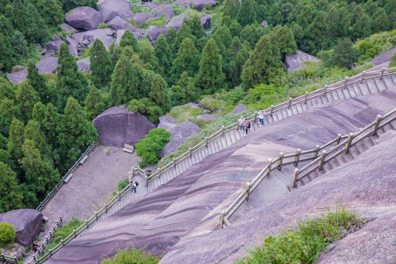 玉苍山主峰海拔921.5米,被誉为浙江省苍南县西部的"众山之祖".